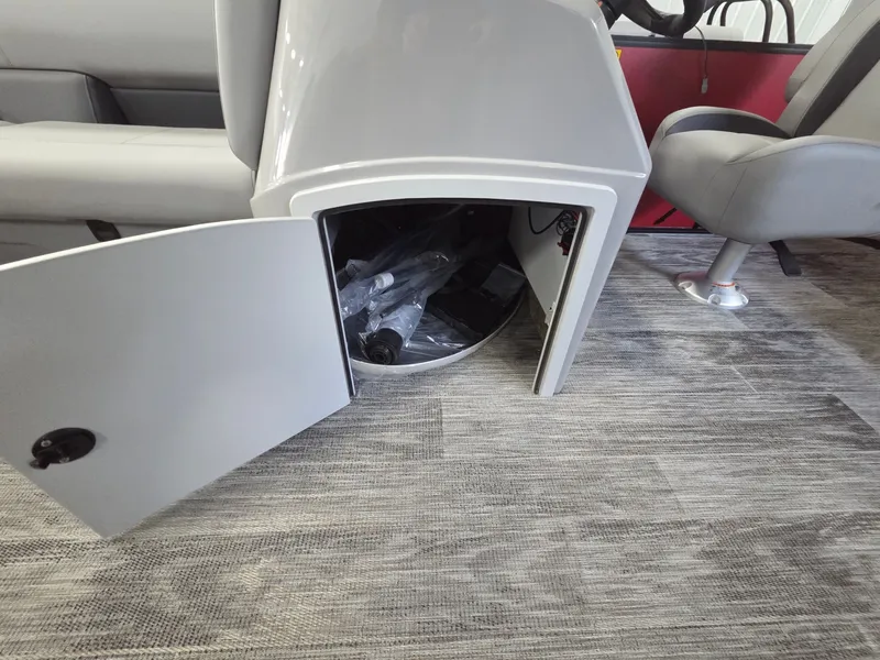 Slide: The Image of Bentley Pontoons LE 160 CR 2026 - 12