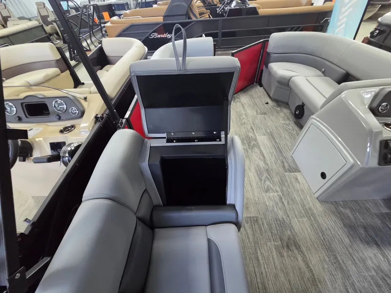 Slide: The Image of Bentley Pontoons LE 160 CR 2026 - 17