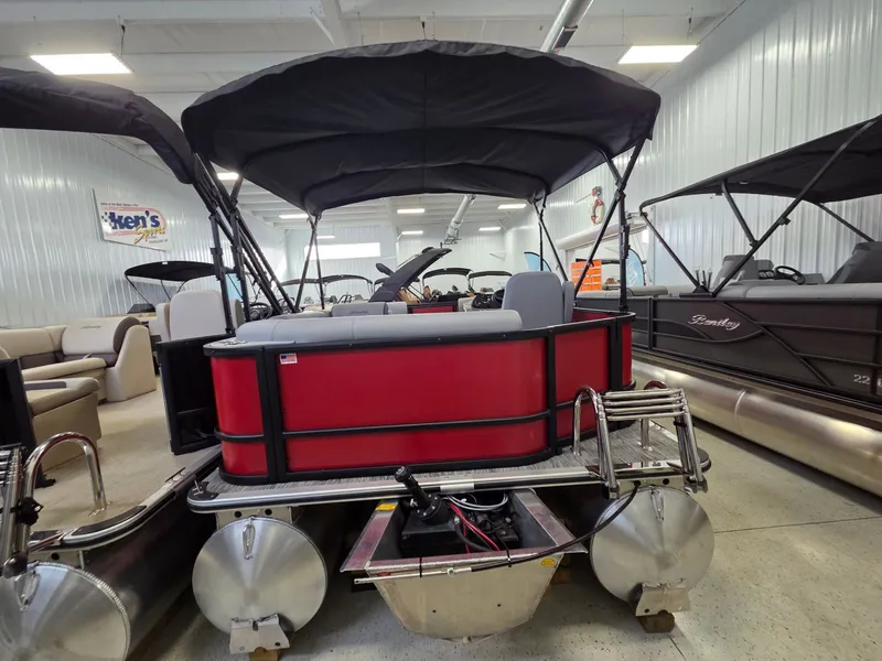 Slide: The Image of Bentley Pontoons LE 160 CR 2026 - 4