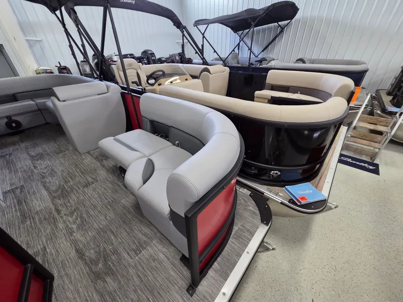 Slide: The Image of Bentley Pontoons LE 160 CR 2026 - 7