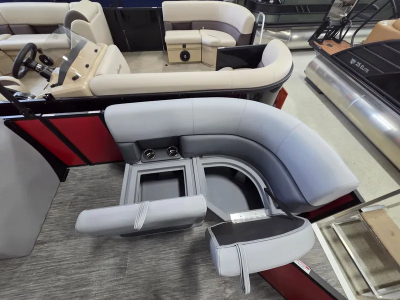 Slide: The Image of Bentley Pontoons LE 160 CR 2026 - 9