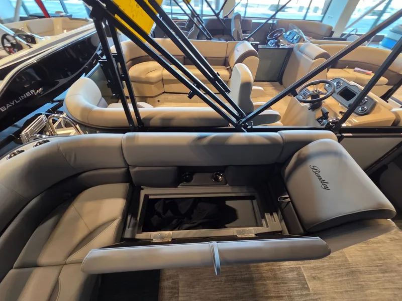 Slide: The Image of Bentley Pontoons LE 200 CR 2026 - 11