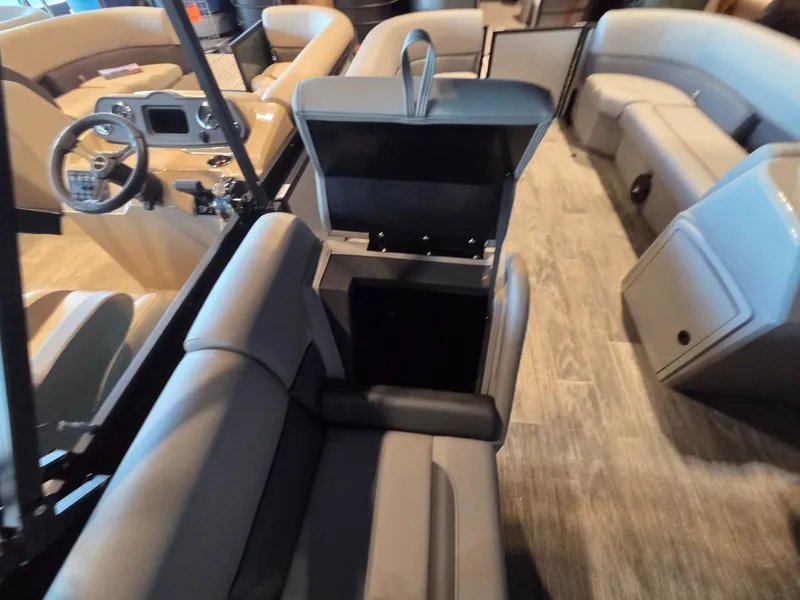 Slide: The Image of Bentley Pontoons LE 200 CR 2026 - 12