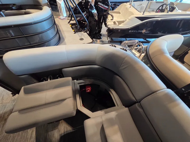 Slide: The Image of Bentley Pontoons LE 200 CR 2026 - 14