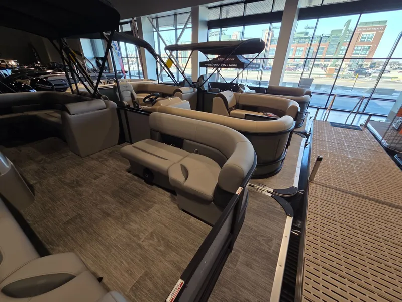 Slide: The Image of Bentley Pontoons LE 200 CR 2026 - 4