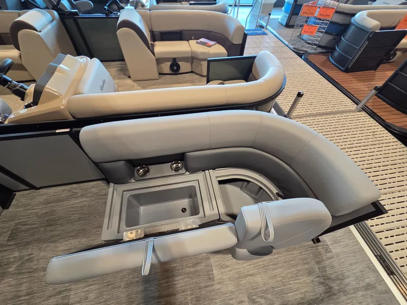 Slide: The Image of Bentley Pontoons LE 200 CR 2026 - 6