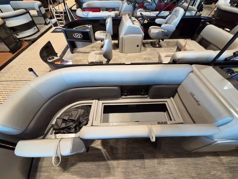 Slide: The Image of Bentley Pontoons LE 200 CR 2026 - 7