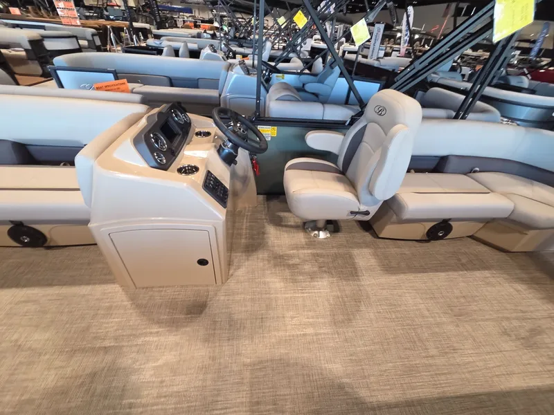 Slide: The Image of Bentley Pontoons LE 200 CW 2026 - 11