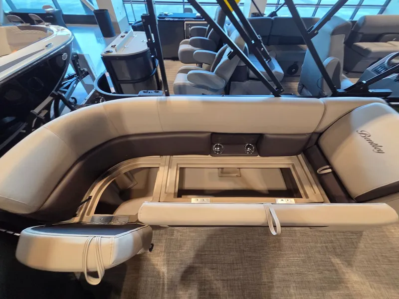 Slide: The Image of Bentley Pontoons LE 200 CW 2026 - 16