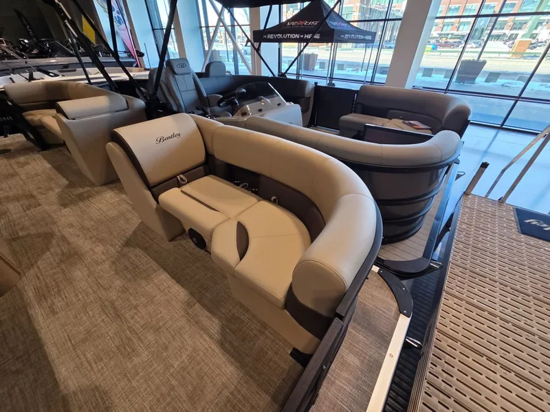Slide: The Image of Bentley Pontoons LE 200 CW 2026 - 6