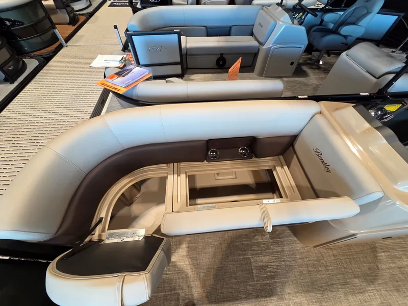 Slide: The Image of Bentley Pontoons LE 200 CW 2026 - 7