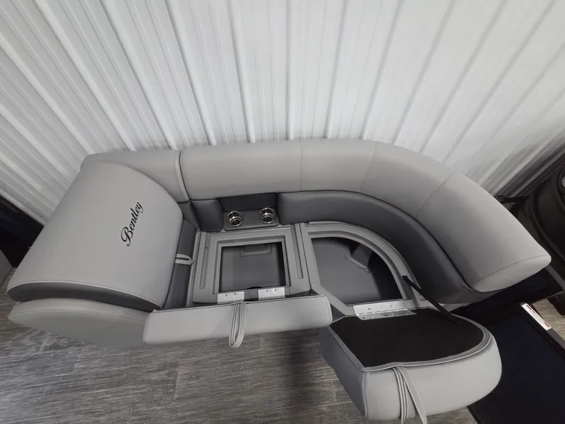 Slide: The Image of Bentley Pontoons LE 200 CW 2026 - 10