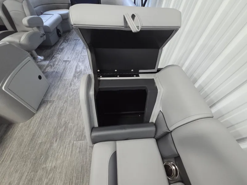 Slide: The Image of Bentley Pontoons LE 200 CW 2026 - 11