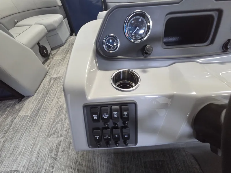 Slide: The Image of Bentley Pontoons LE 200 CW 2026 - 16