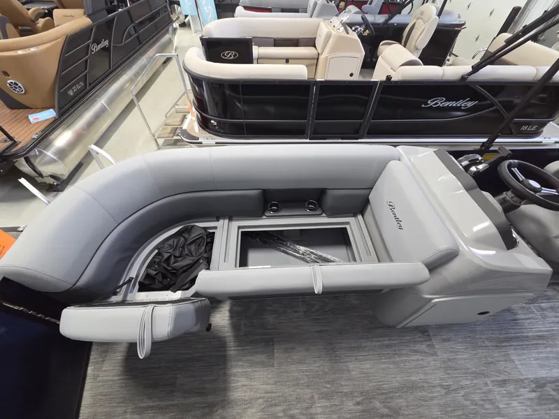 Slide: The Image of Bentley Pontoons LE 200 CW 2026 - 9