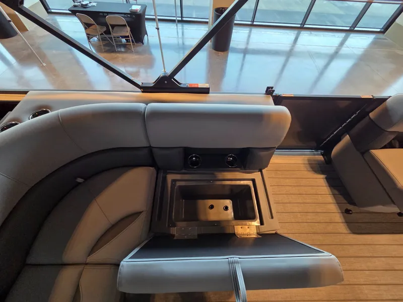 Slide: The Image of Interior of Bentley Pontoons FISH 200 FISH N CRUISE 2026. - 14