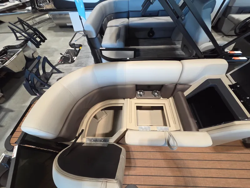 Slide: The Image of Interior of Bentley Pontoons Legacy 200 Navigator 2026. - 18