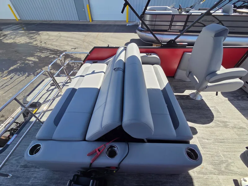 Slide: The Image of Bentley Pontoons Legacy 200 Swingback 2026 - 20