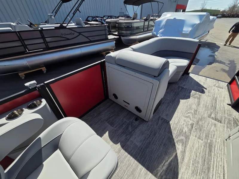 Slide: The Image of Bentley Pontoons Legacy 200 Swingback 2026 - 23