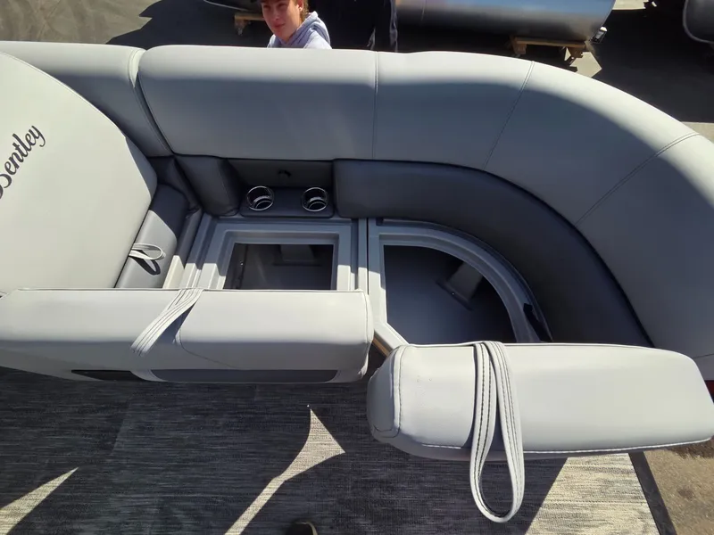 Slide: The Image of Bentley Pontoons Legacy 200 Swingback 2026 - 26
