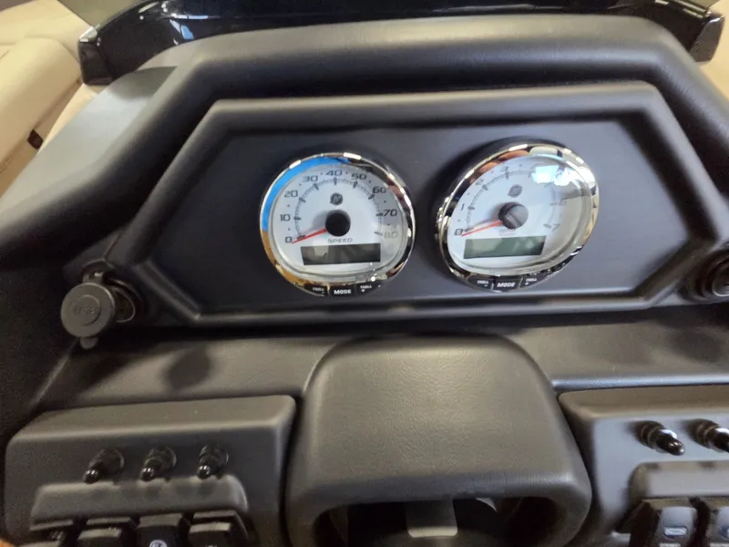 Slide: The Image of Bentley Pontoons FISH 220 FISH & CRUISE 2026 - 14