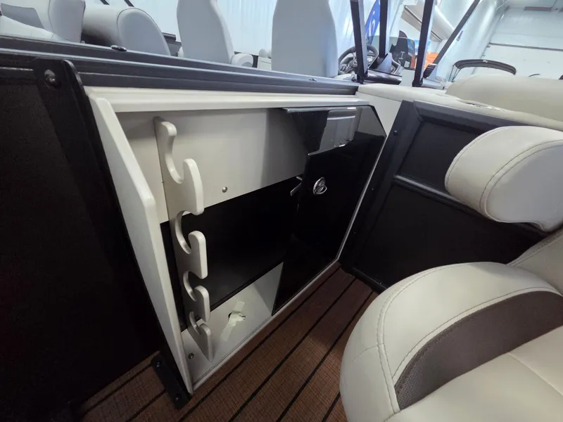 Slide: The Image of Bentley Pontoons FISH 220 FISH & CRUISE 2026 - 23