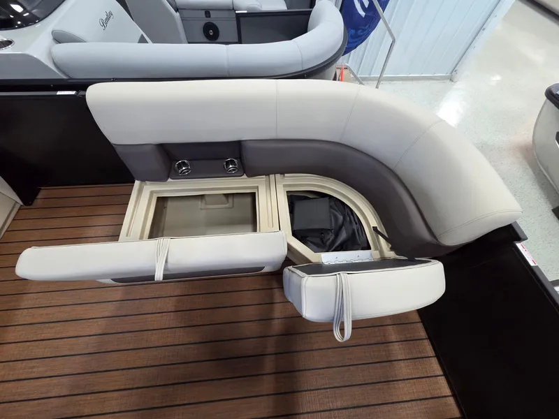 Slide: The Image of Bentley Pontoons FISH 220 FISH & CRUISE 2026 - 6