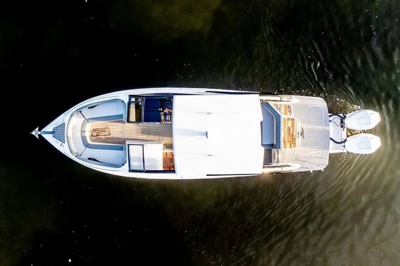 Slide: The Image of Overhead view of 2024 L'acqua Royale LR280 GRAN CABRIO luxury boat on water. - 15