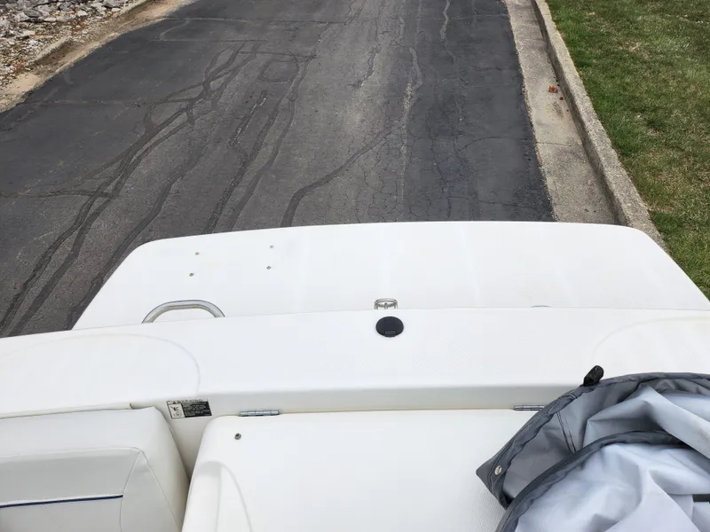 Slide: The Image of 2007 Bayliner Discovery 195 boat on a paved road, rear view. - 22