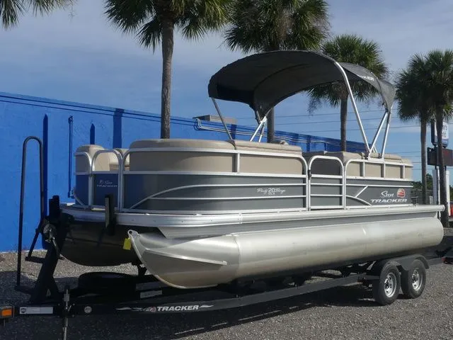 The Image of Sun Tracker Party Barge 20 DLX 2019 - 1