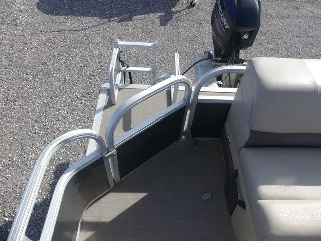 Slide: The Image of Sun Tracker Party Barge 20 DLX 2019 - 14