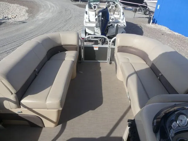 Slide: The Image of Sun Tracker Party Barge 20 DLX 2019 - 22