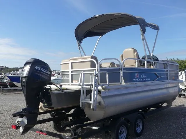 Slide: The Image of Sun Tracker Party Barge 20 DLX 2019 - 4