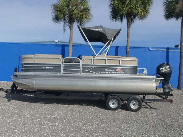 Slide: The Image of Sun Tracker Party Barge 20 DLX 2019 - 7