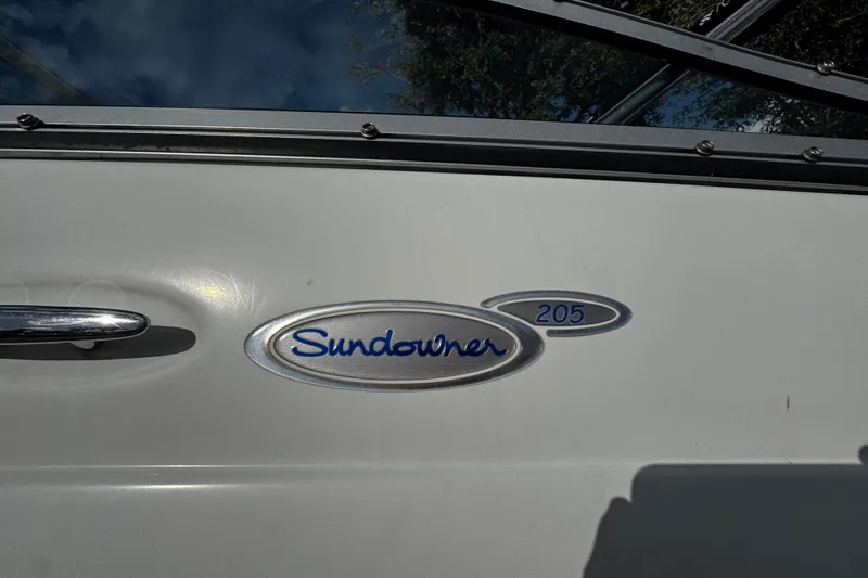Slide: The Image of 2004 Four Winns 205 Sundowner boat emblem on white exterior. - 24