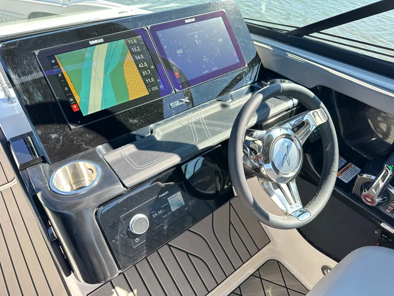 Slide: The Image of Sea Ray SLX 280 Outboard 2026 - 33