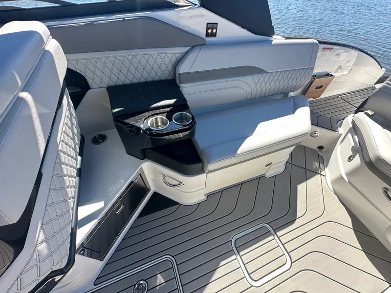 Slide: The Image of Sea Ray SLX 280 Outboard 2026 - 36