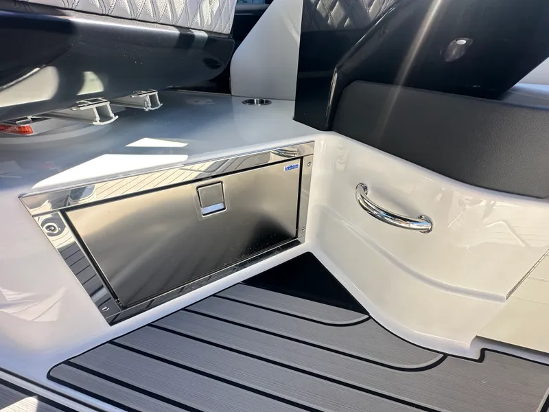 Slide: The Image of Sea Ray SLX 280 Outboard 2026 - 37