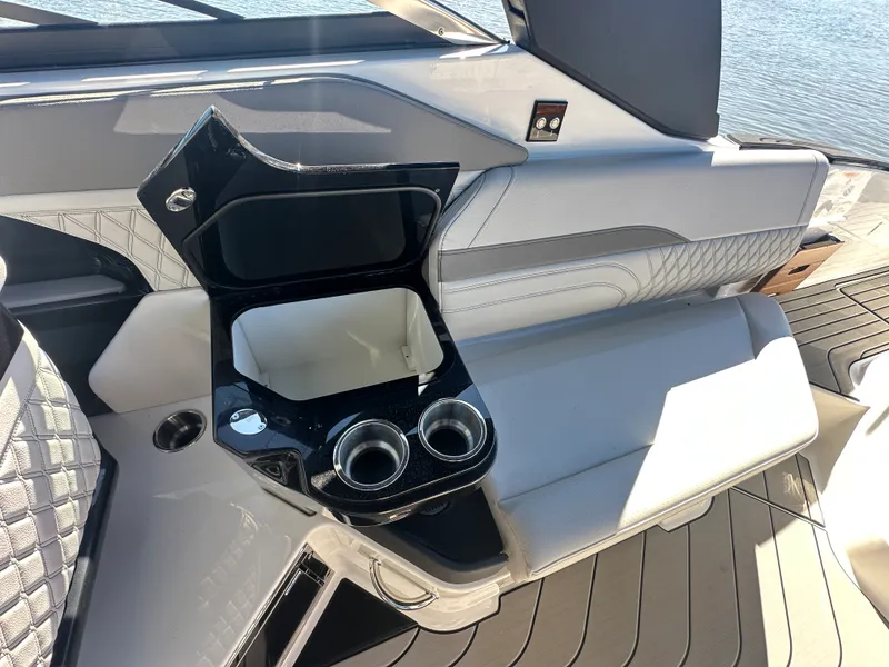 Slide: The Image of Sea Ray SLX 280 Outboard 2026 - 38