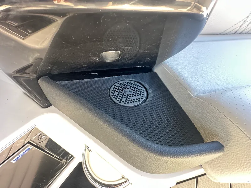 Slide: The Image of Sea Ray SLX 280 Outboard 2026 - 39