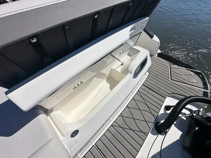 Slide: The Image of Sea Ray SLX 280 Outboard 2026 - 47