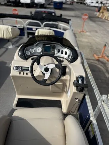 Slide: The Image of Sun Tracker Fishing Barge 20 DLX 2017 - 8