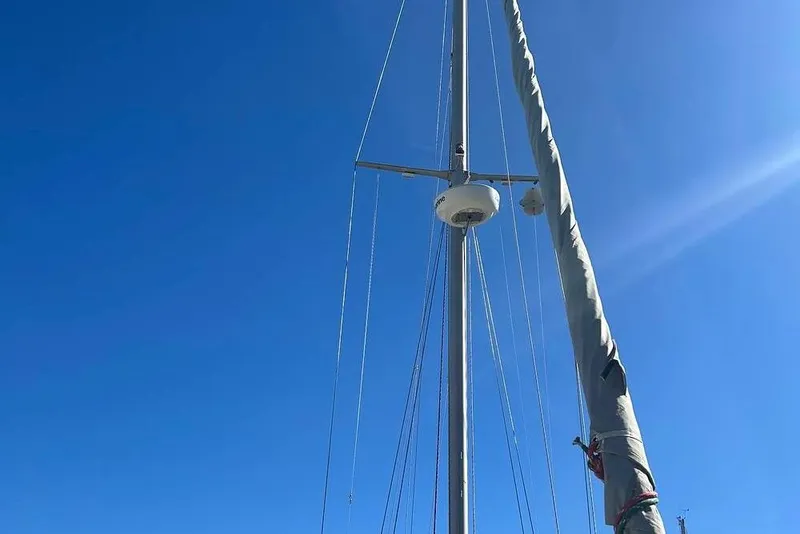 Slide: The Image of Mast of 1984 Morgan 384 sailboat against clear blue sky. - 19