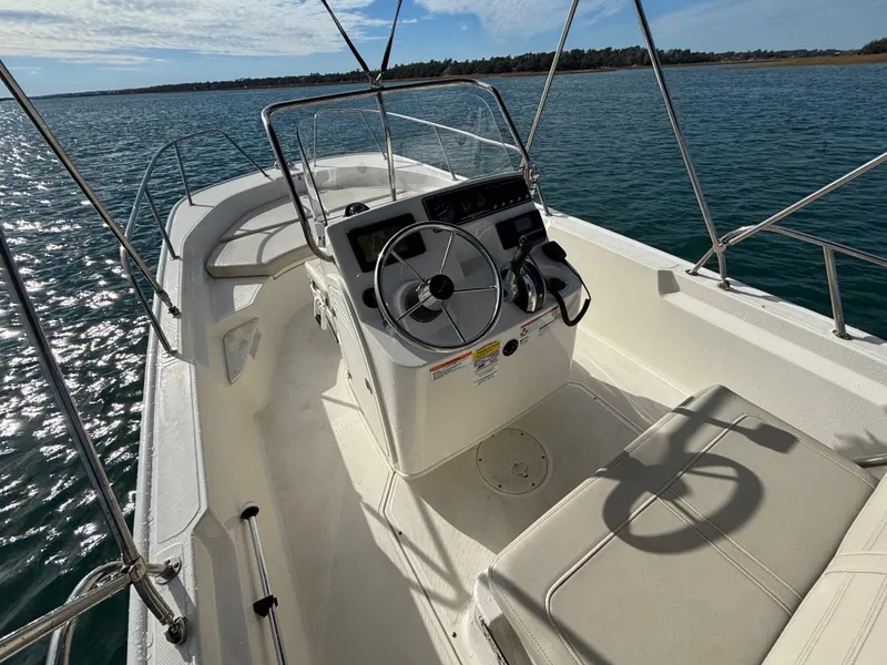 Slide: The Image of Boston Whaler 170 Montauk 2021 - 13