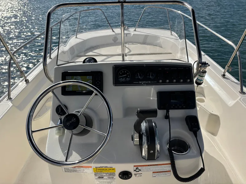 Slide: The Image of Boston Whaler 170 Montauk 2021 - 15
