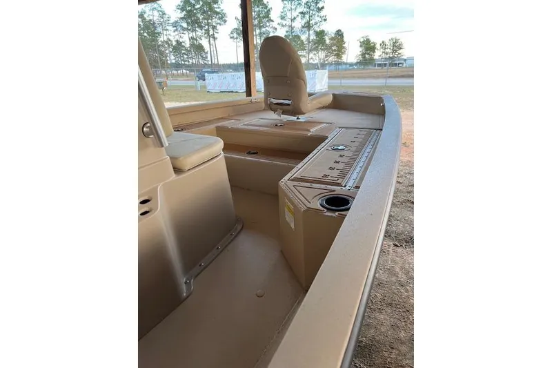 Slide: The Image of Outboard motor on 2025 G3 Bay 19 GX boat, featuring Yamaha branding. - 3