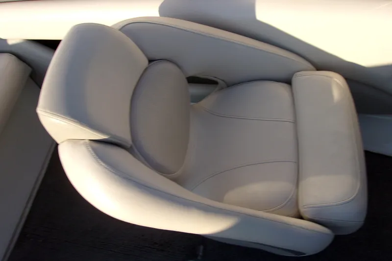 Slide: The Image of 2007 Chaparral 210 SSi boat seat, featuring light gray upholstery and ergonomic design. - 8