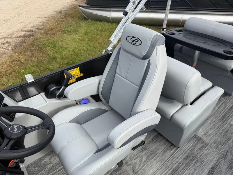 Slide: The Image of Bentley Pontoons Legacy 223 QSB Swingback Tritoon 2026 - 12