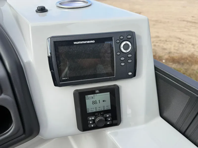 Slide: The Image of Bentley Pontoons Legacy 223 QSB Swingback Tritoon 2026 - 15