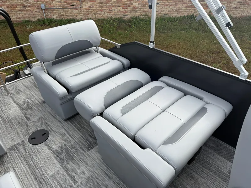 Slide: The Image of Bentley Pontoons Legacy 223 QSB Swingback Tritoon 2026 - 21